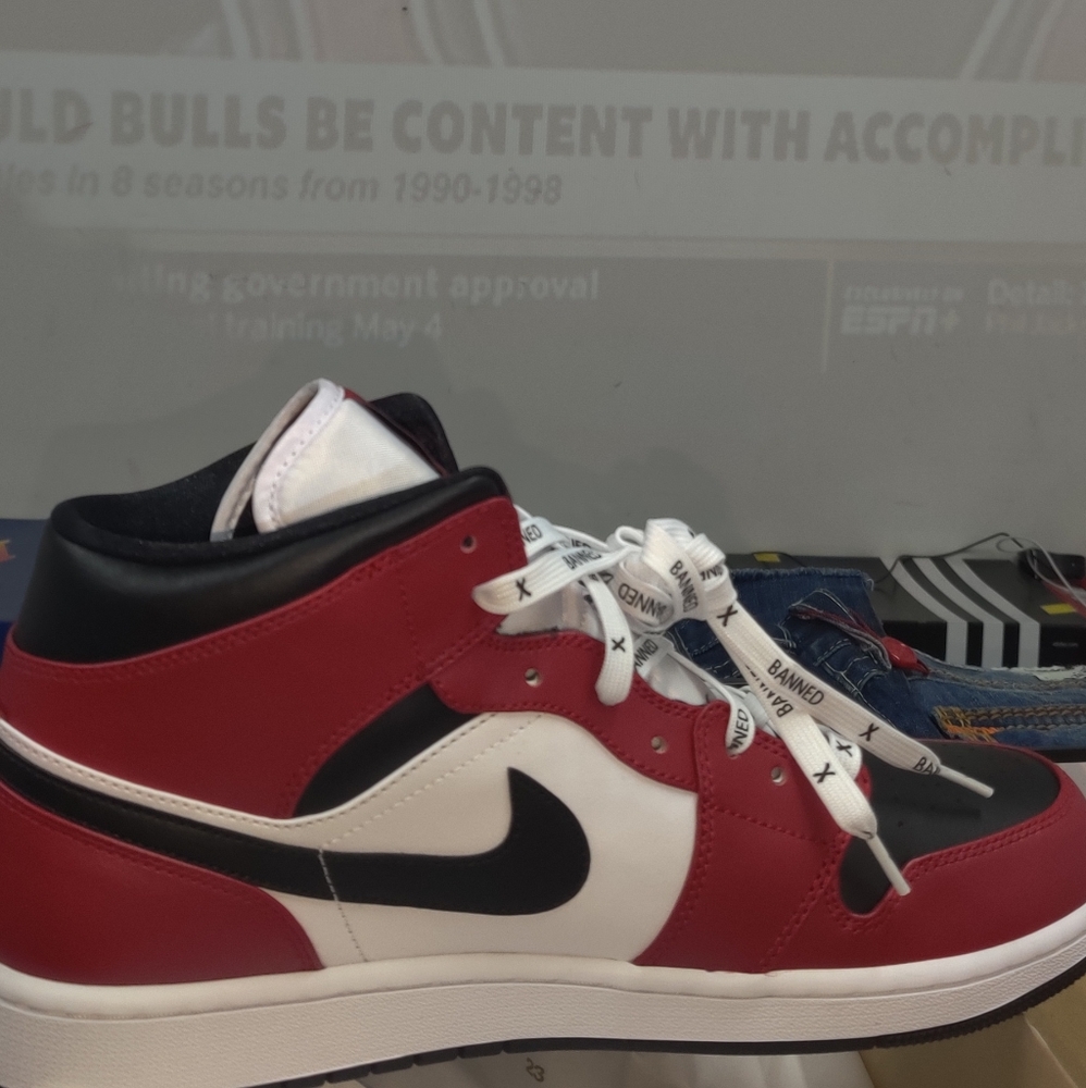 Air Jordan 1 Mid Chicago Black Toe
